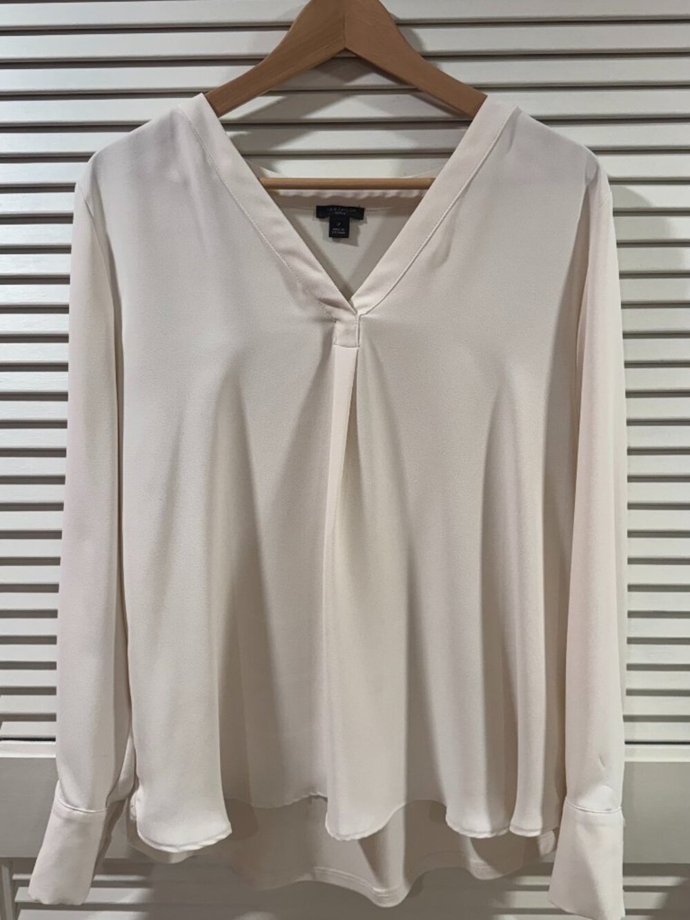 Ann Taylor Cream V-Neck Blouse – Petite Large (Stretch, Button Cuffs)